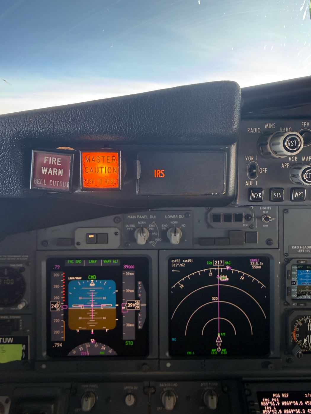 MASTER CAUTION + IRS au glare shield — FL390, FMC SPD / LNAV / VNAV ALT / CMD (photo Steve, 27.09.2026)
